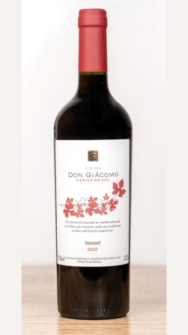 O vinho tinto fino seco Tannat Don Giacomo possui cor violeta intensa, típica da variedade. possui aromas que lembram frutas pretas e especiarias. Por apresentar taninos macios e marcantes, na boca fica clara a sua boa estrutura, com final persistente.